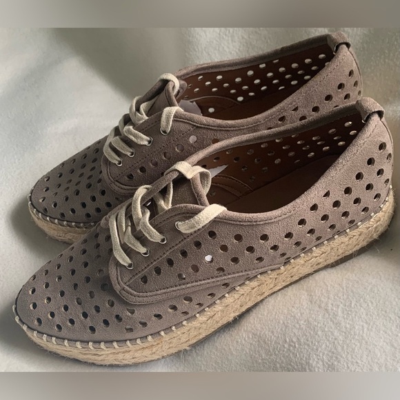 Indigo Rd Irlaney Perforated Oxford Suede Espadrille Womens 8 M Taupe Shoes - Picture 2 of 7